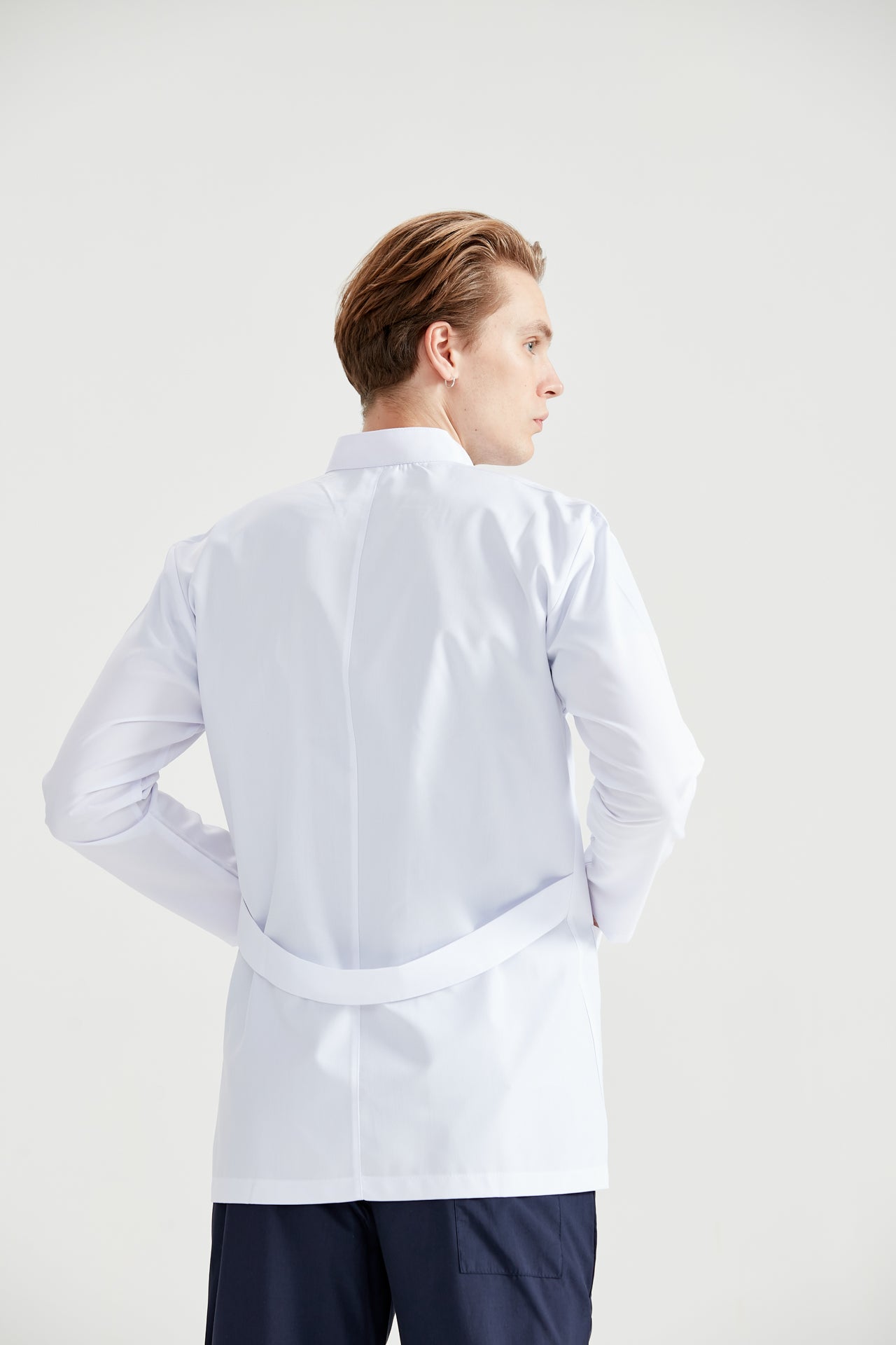 Asistent medical imbracat in halat Tunica Short, vedere din spate