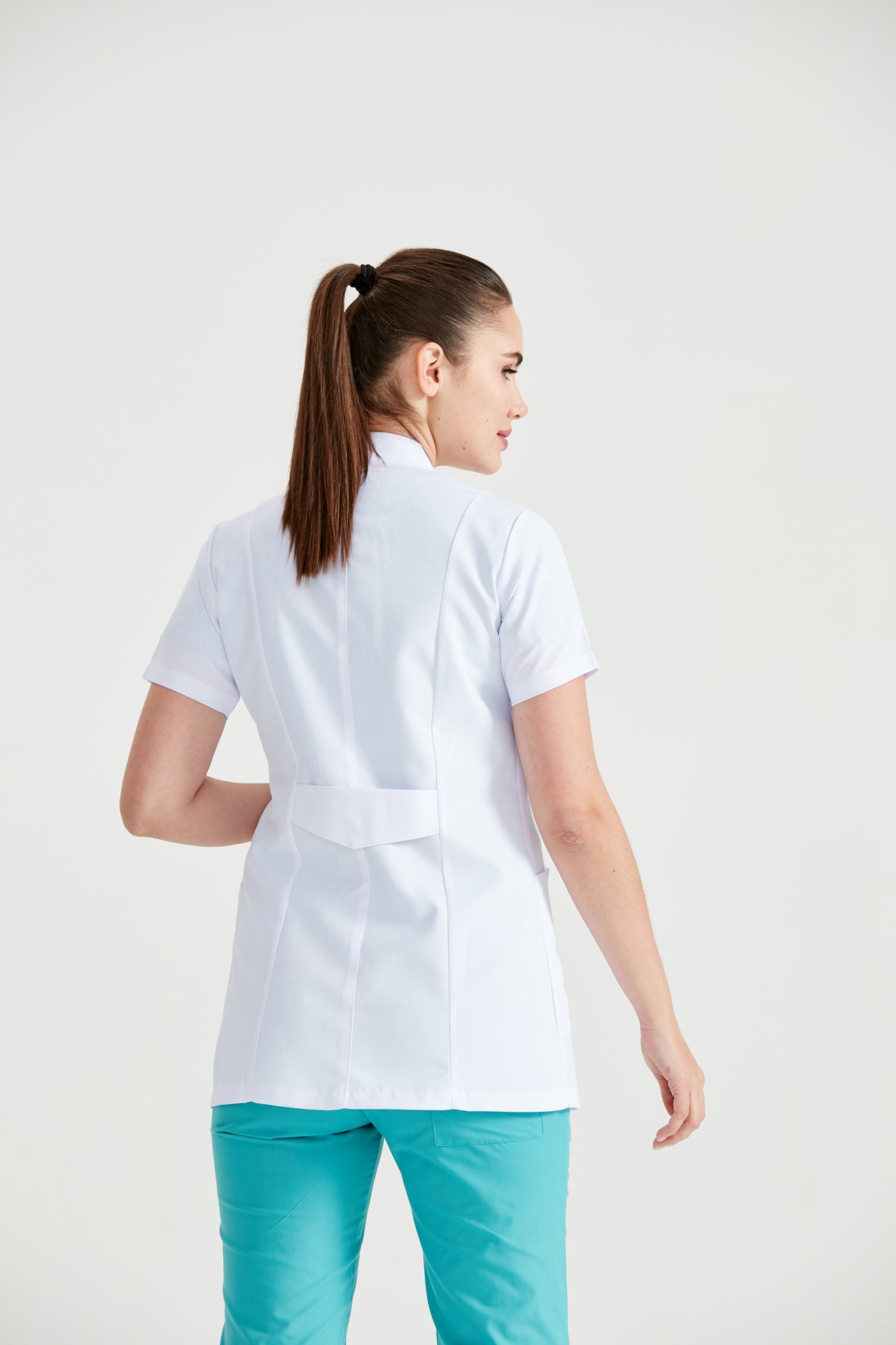 Asistenta medicala imbracat in halat medical alb, scurt, Tunica Summer, vedere din spate