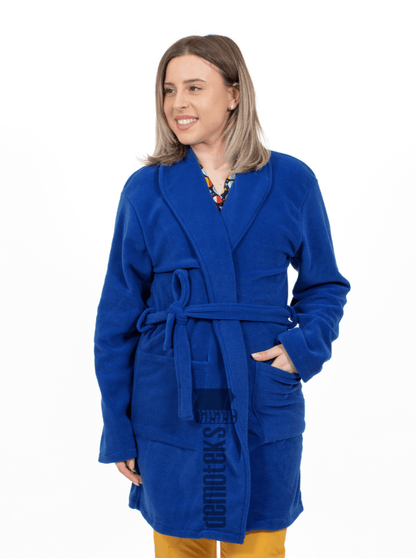 a nővér királykék poláris orvosi köntösbe öltözött zsebekkel és húzózsinórral a derekán