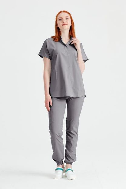 Costum Medical Gri Deschis, Unisex - Model Activity