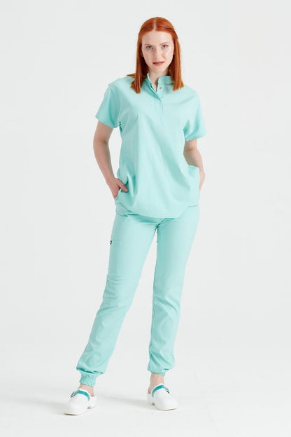 Costum Medical Verde Mint, Unisex - Model Activity