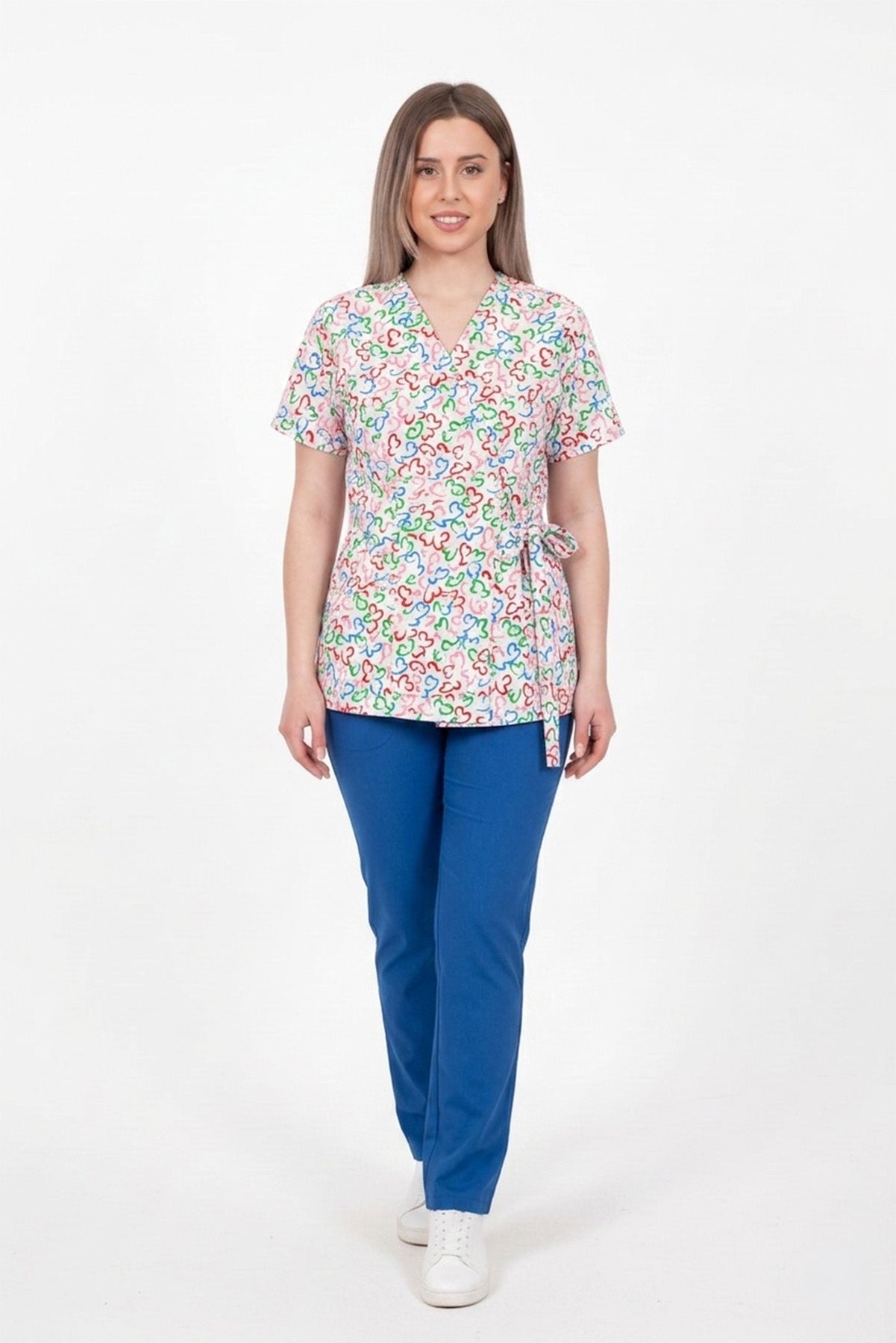Bluza Medicala Kimono, Alb cu Imprimeu, Femei - Model Uniforma Medicala Inimi Multicolor