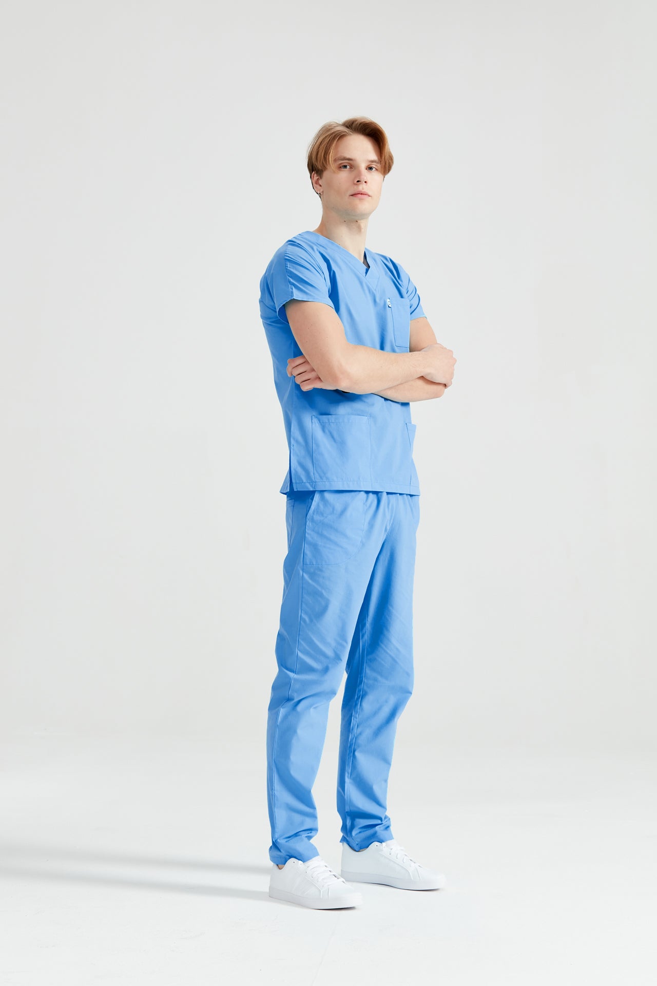 Asistent medical imbracat in costum medical barbati, elastan, albastru parlament, vedere din profil