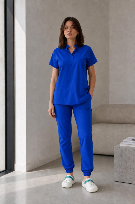 Asistenta medicala purtand bluza uniforma medicala albastru regal unisex, model Scrub Activity, vedere din fata