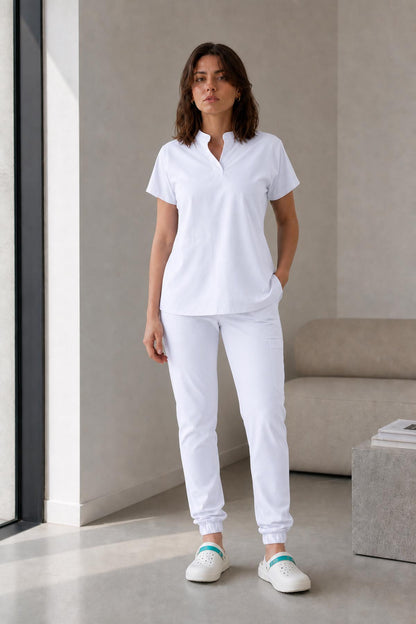 Asistenta medicala purtand bluza uniforma medicala alb unisex, model Scrub Activity, vedere din fata