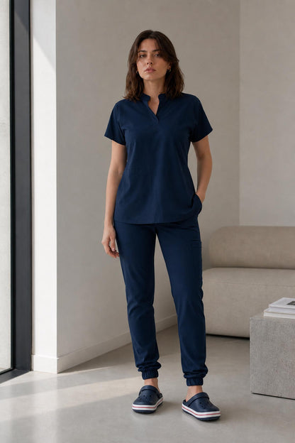 Asistenta medicala purtand bluza uniforma medicala bleumarin unisex, model Scrub Activity, vedere din fata