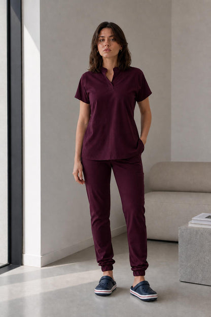 Asistenta medicala purtand bluza uniforma medicala grena unisex, model Scrub Activity, vedere din fata