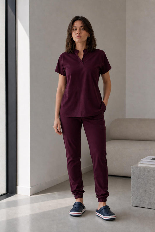 Asistenta medicala purtand bluza uniforma medicala grena unisex, model Scrub Activity, vedere din fata