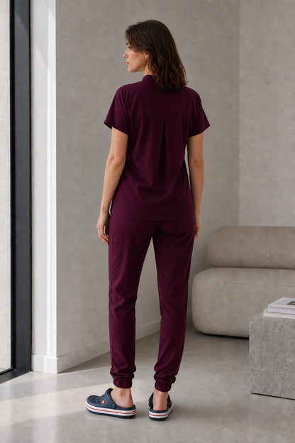 Asistenta medicala purtand bluza uniforma medicala grena unisex, model Scrub Activity, vedere din spate