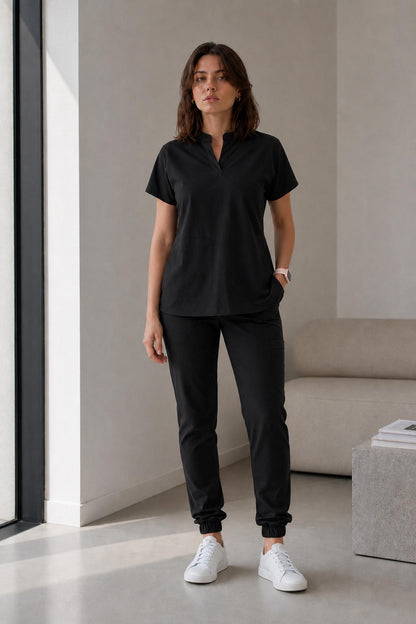 Asistenta medicala purtand bluza uniforma medicala negru unisex, model Scrub Activity, vedere din fata