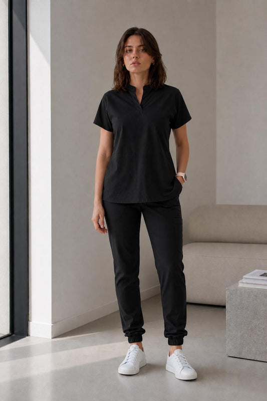 Asistenta medicala purtand bluza uniforma medicala negru unisex, model Scrub Activity, vedere din fata