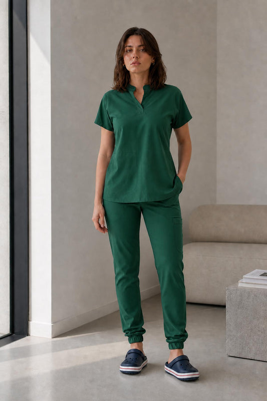 Asistenta medicala purtand bluza uniforma medicala verde kaki unisex, model Scrub Activity, vedere din fata