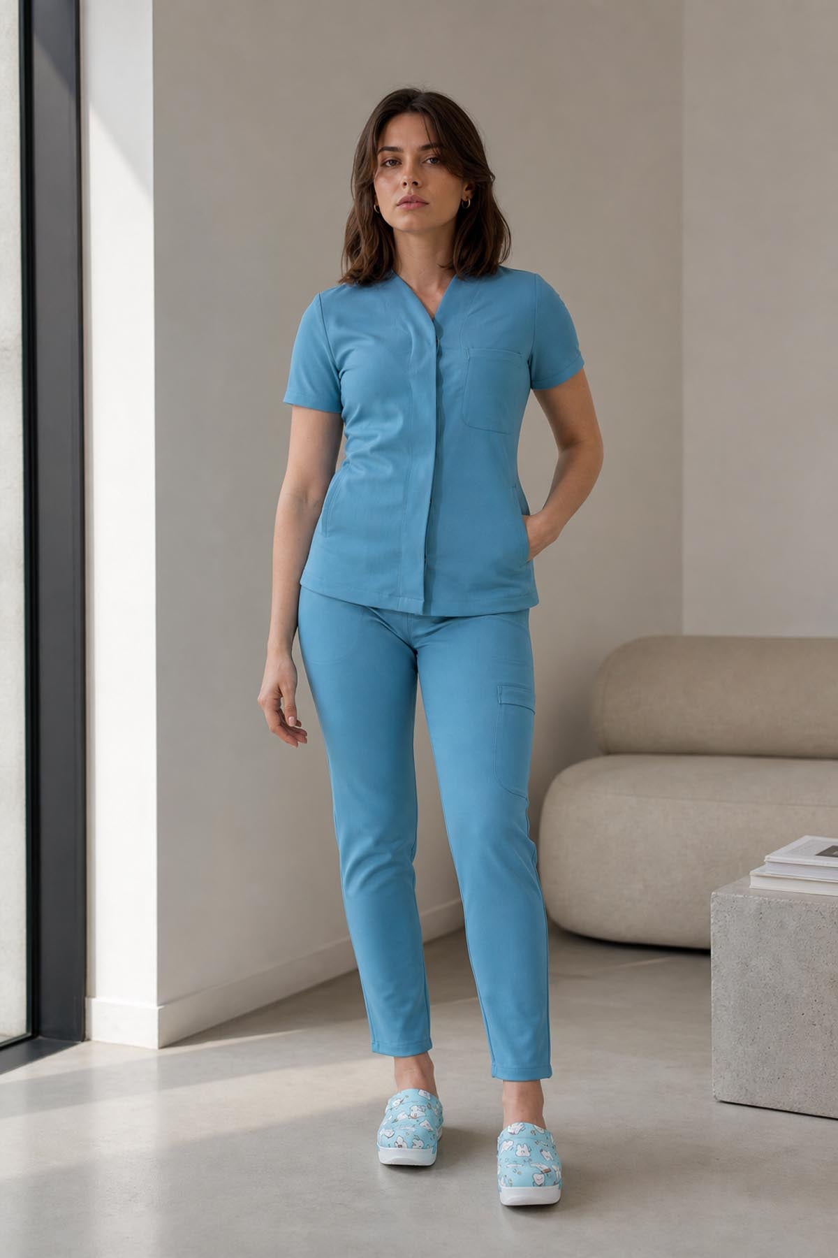 Costum medical din elastan pentru femei, Albastru Deschis model Infinity