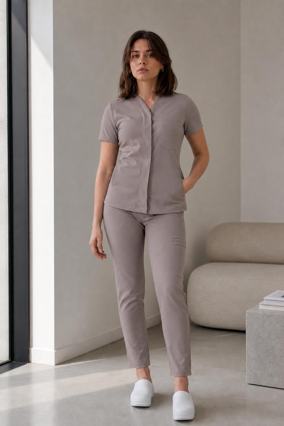 Costum medical din elastan pentru femei, culoarea Crem model Infinity