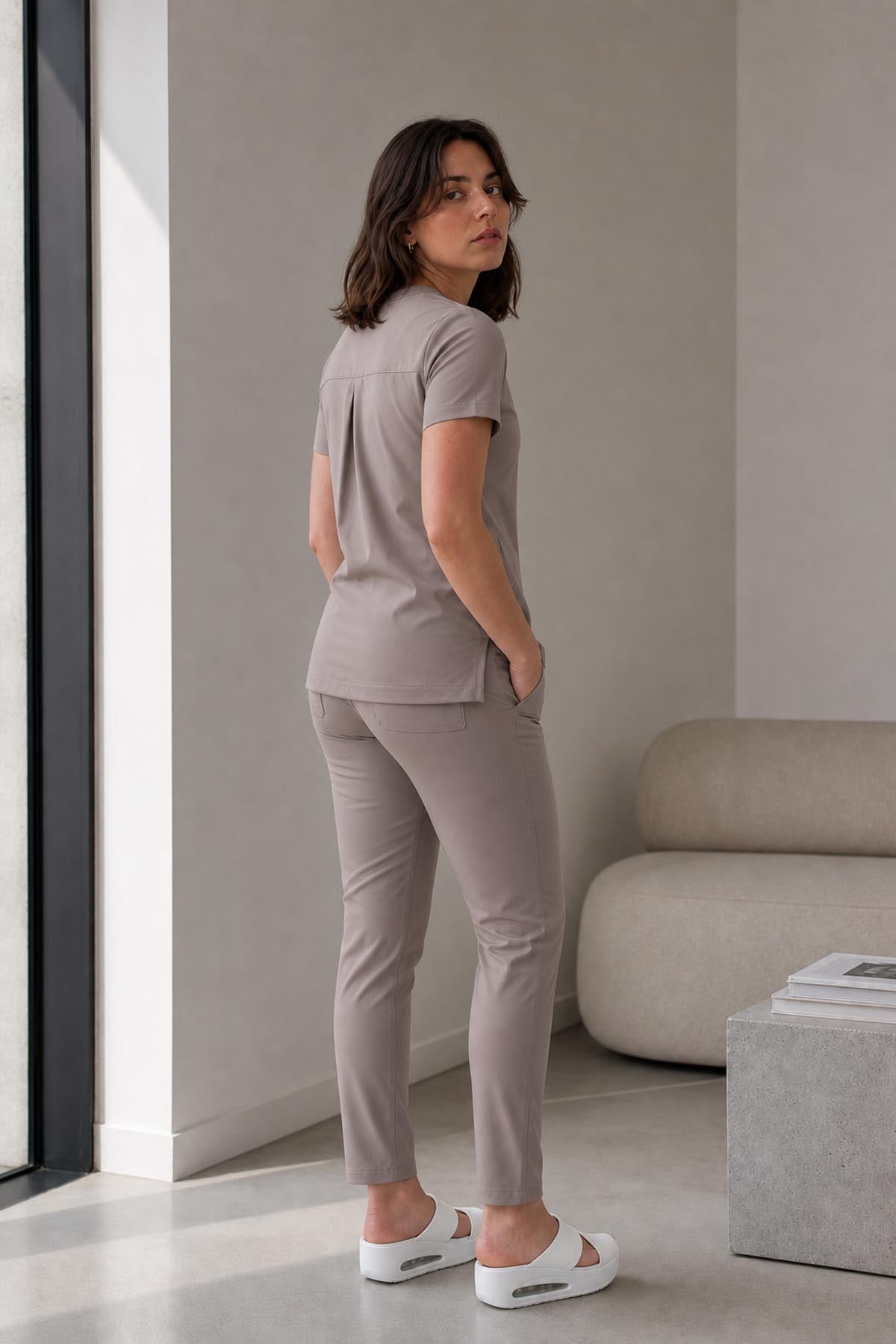 Costum medical din elastan pentru femei, culoarea Crem model Infinity