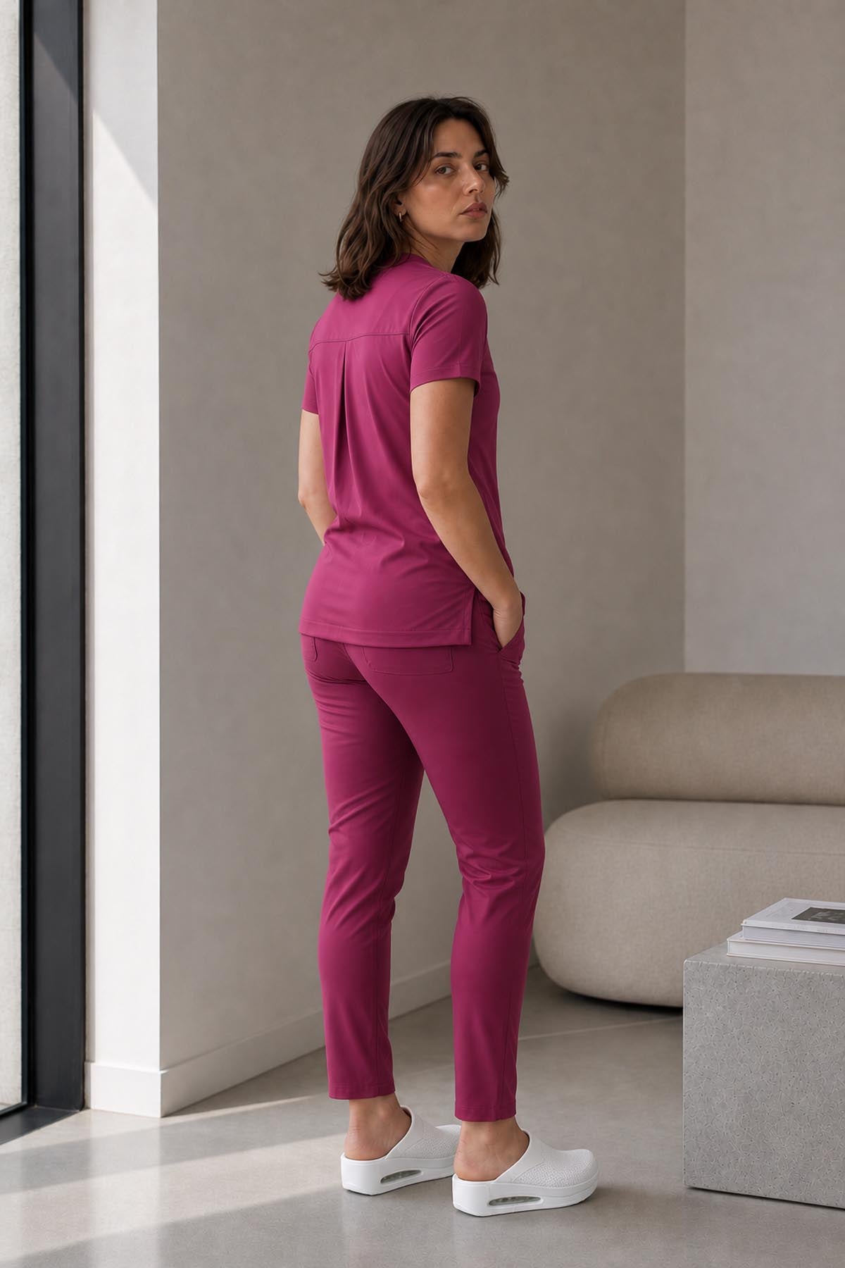 Costum medical din elastan pentru femei, Visiniu model Infinity
