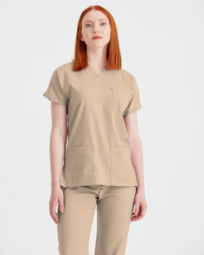 Asistenta medicala imbracata in costum medical de dama din elastan, bej / crem, vedere din fata