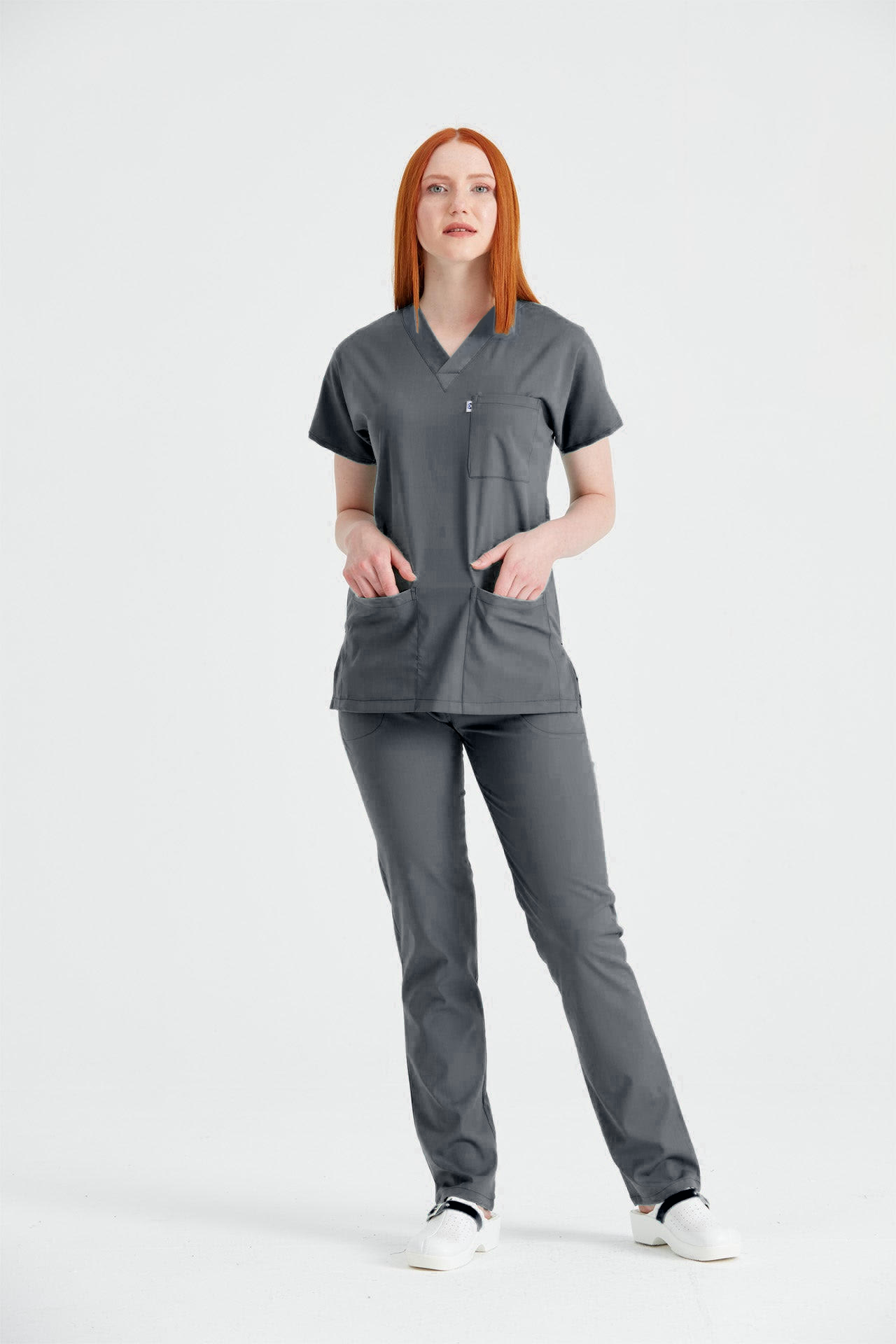 Asistenta medicala imbracata in costum medical de dama din elastan, gri inchis, vedere din profil