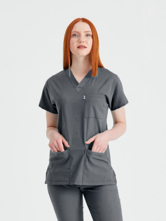 Asistenta medicala imbracata in costum medical de dama din elastan, gri inchis, vedere din fata