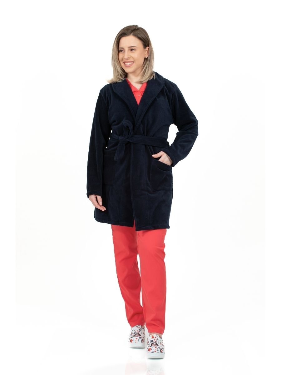 Asistenta imbracata intr-un halat medical polar bleumarin din fleece