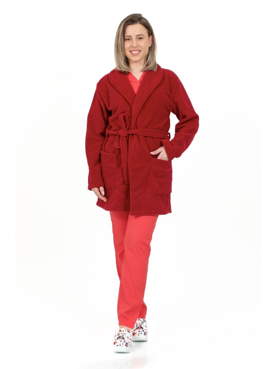 Asistenta imbracata intr-un halat medical polar bordo din fleece