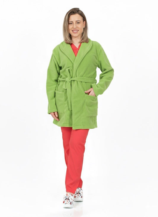 Asistenta imbracata intr-un halat medical polar fosforescent din fleece