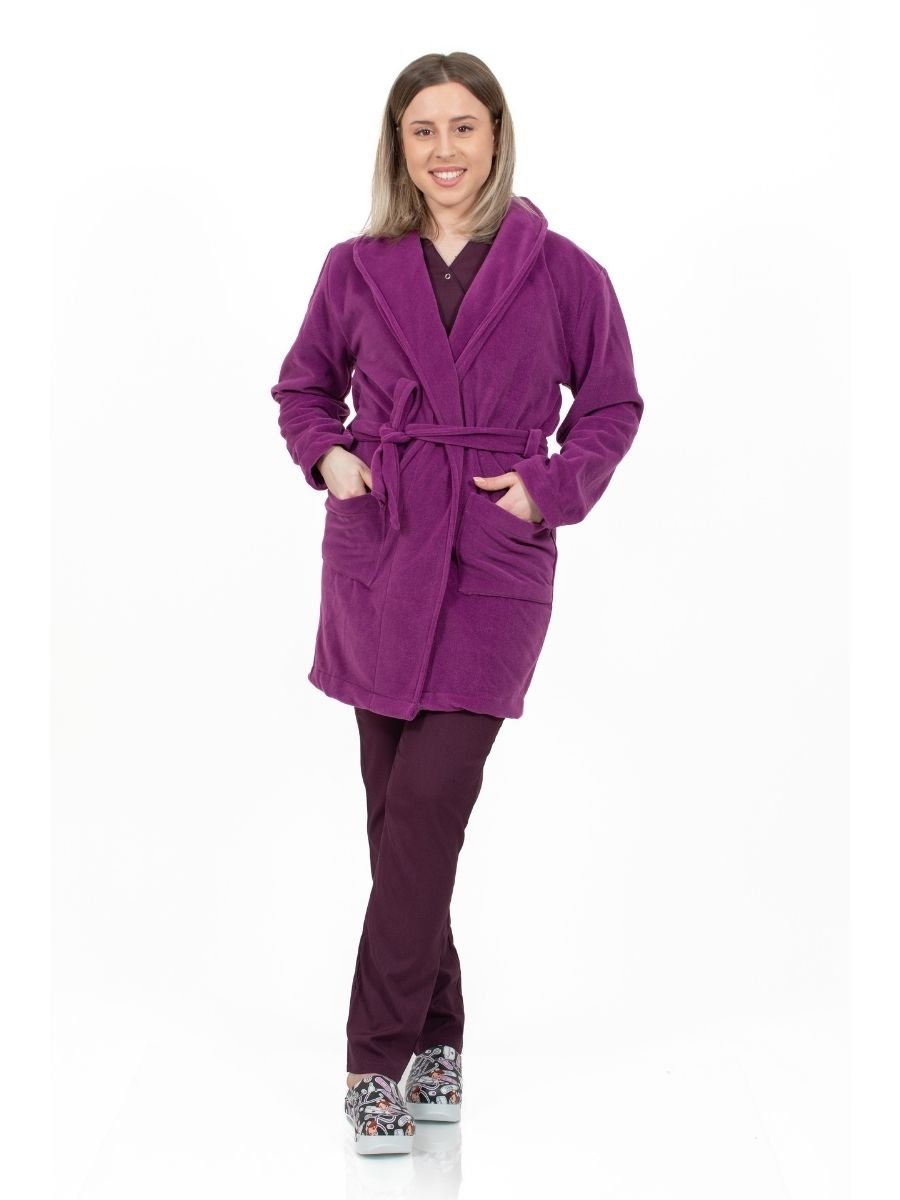 Asistenta imbracata intr-un halat medical polar mov din fleece