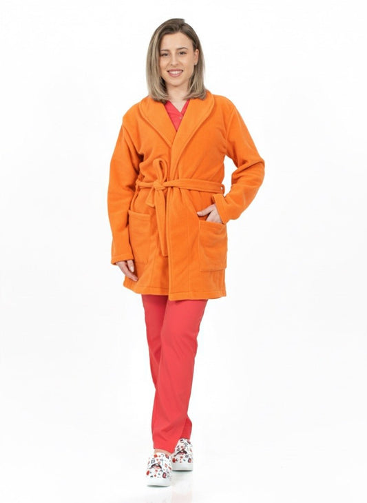 Asistenta imbracata intr-un halat medical polar portocaliu orange din fleece