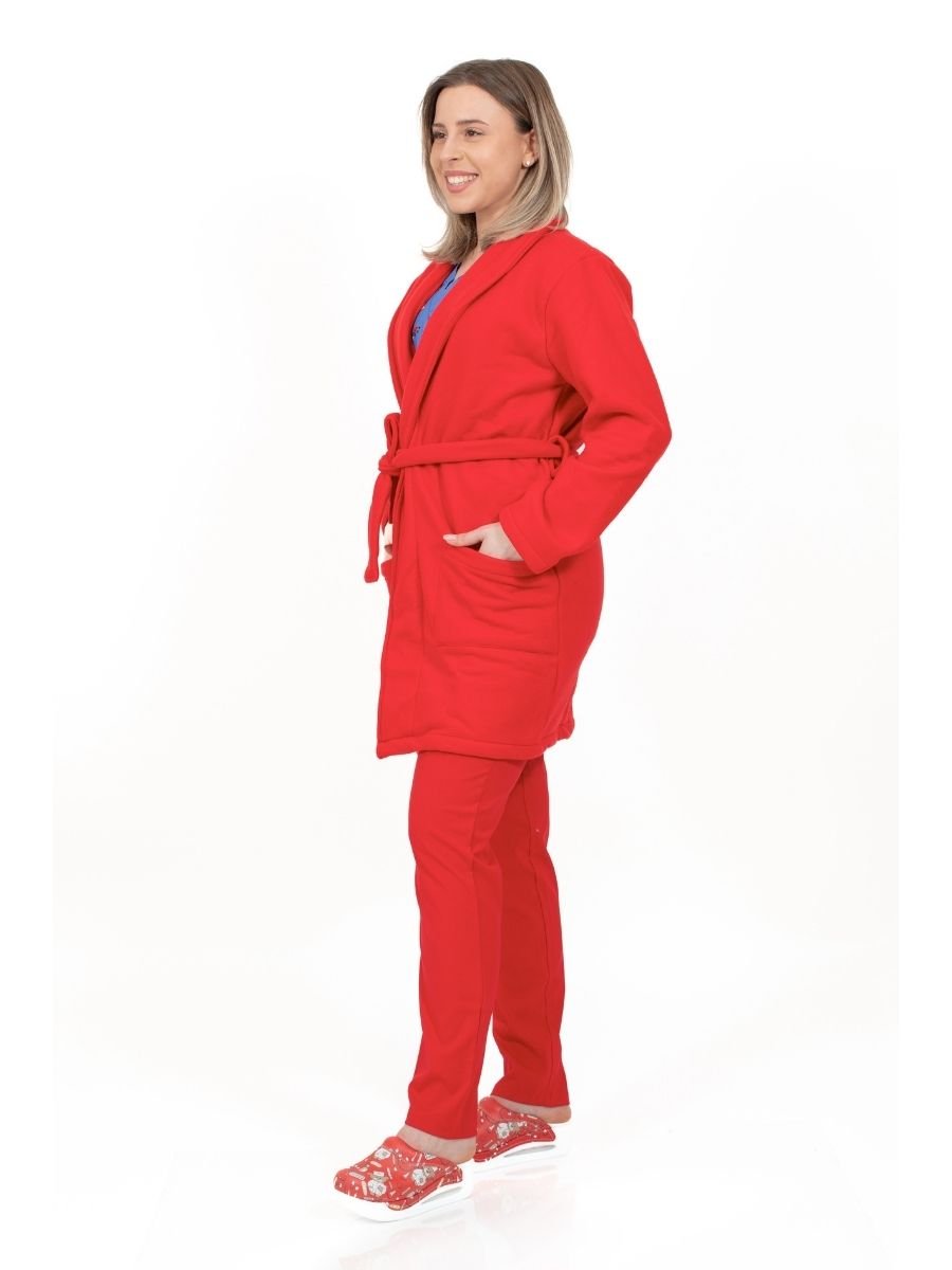 Asistenta imbracata intr-un halat medical polar rosu din fleece