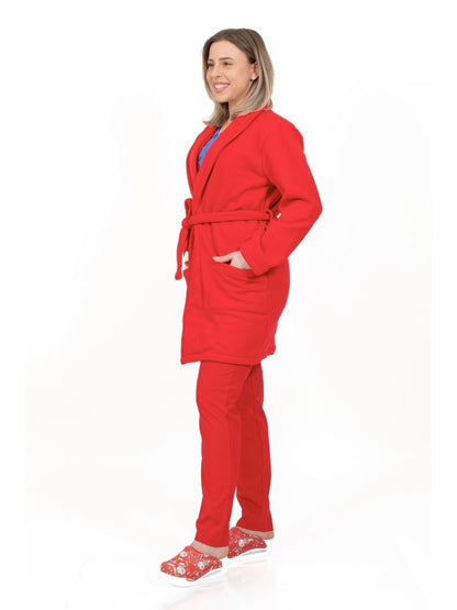 Asistenta imbracata intr-un halat medical polar rosu din fleece