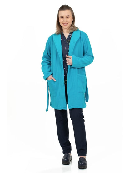 Asistenta imbracata intr-un halat medical polar turquoise din fleece