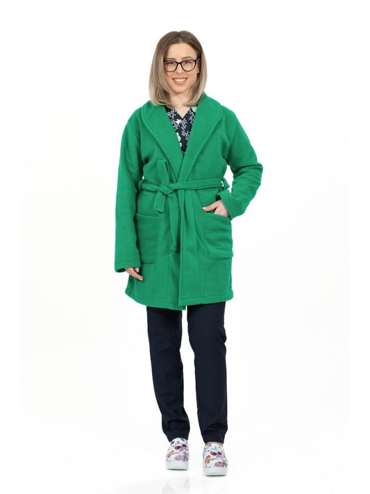 Asistenta imbracata intr-un halat medical polar vere chirurgical din fleece