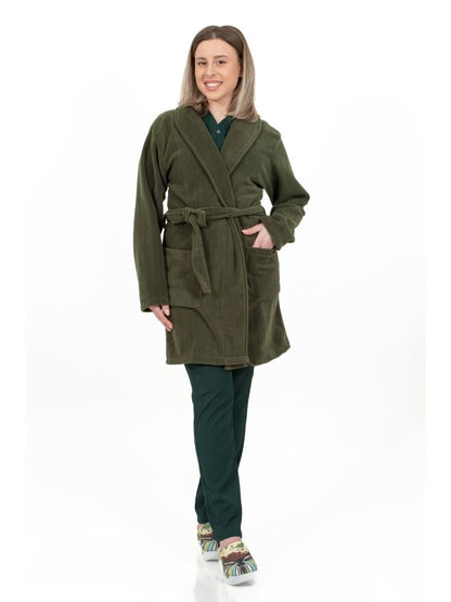 Asistenta imbracata intr-un halat medical polar verde kaki din fleece