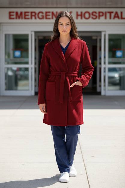 Asistenta imbracata intr-un halat medical polar bordo din fleece