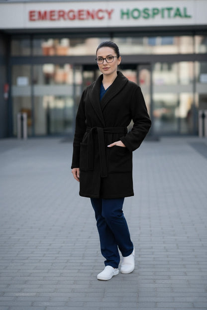 Asistenta imbracata intr-un halat medical polar negru din fleece