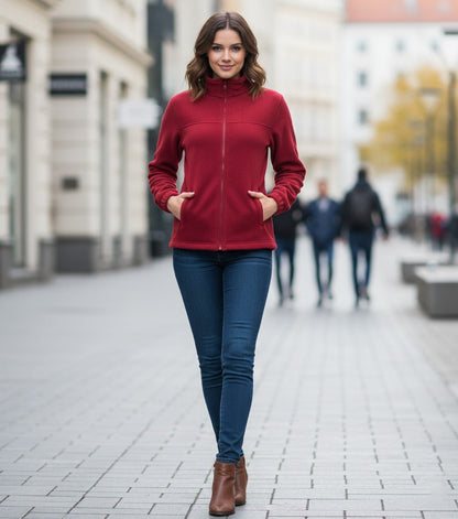 Asistenta imbracata intr-un jacheta cu fermoar medicala polar bordo din fleece