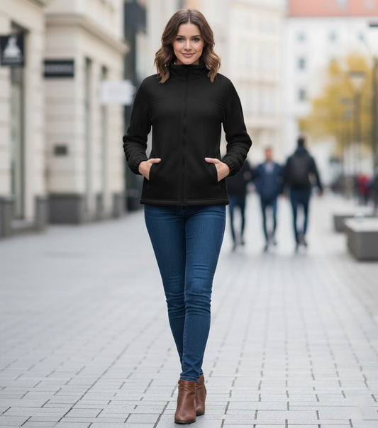 Asistenta imbracata intr-un jacheta cu fermoar medicala polar negru din fleece