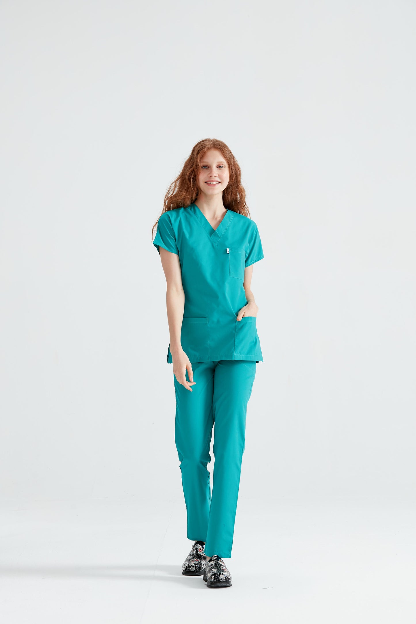 dama asistenta in costum medical de culoare verde chirurgical