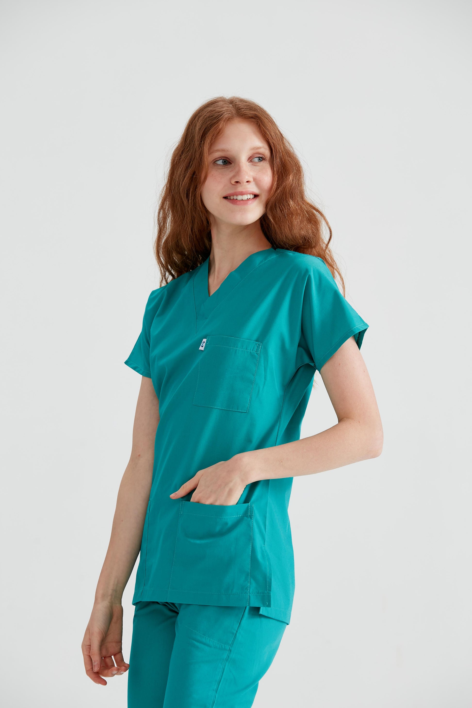 dama asistenta in costum medical de culoare verde chirurgical