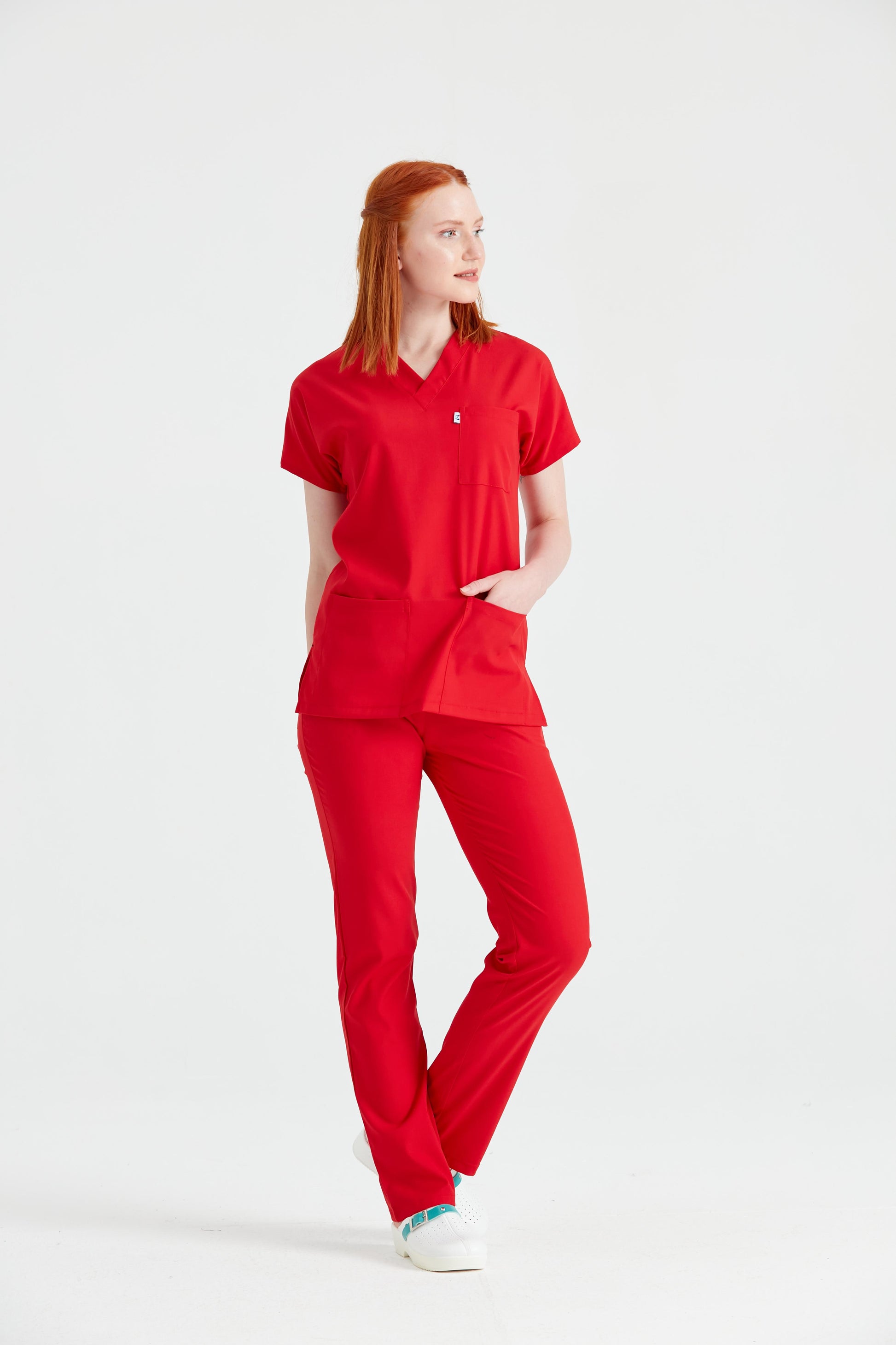 Asistenta medicala imbracata in costum medical de dama din elastan, rosu - red, vedere din profil