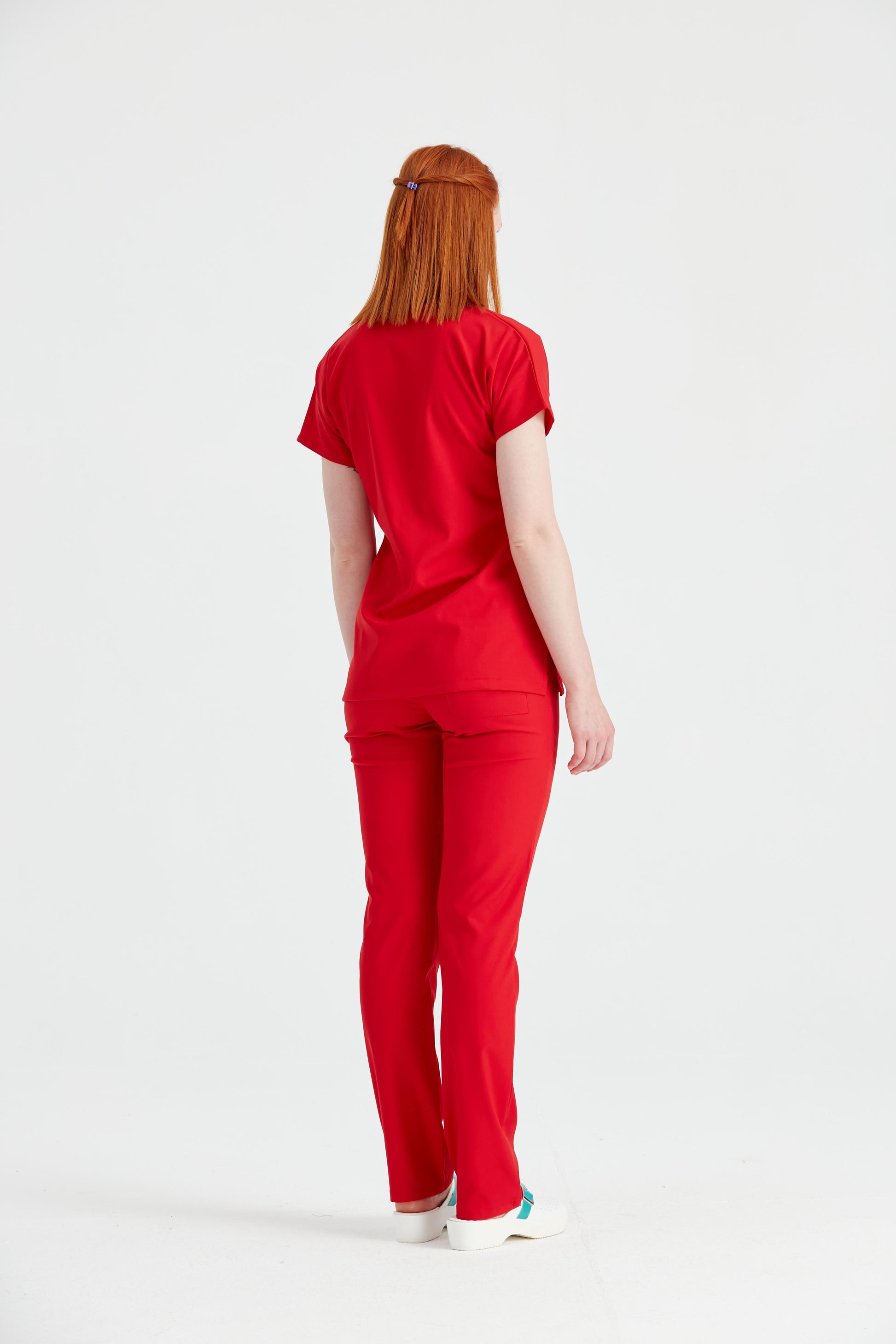 Asistenta medicala imbracata in costum medical de dama din elastan, rosu - red, vedere din spate