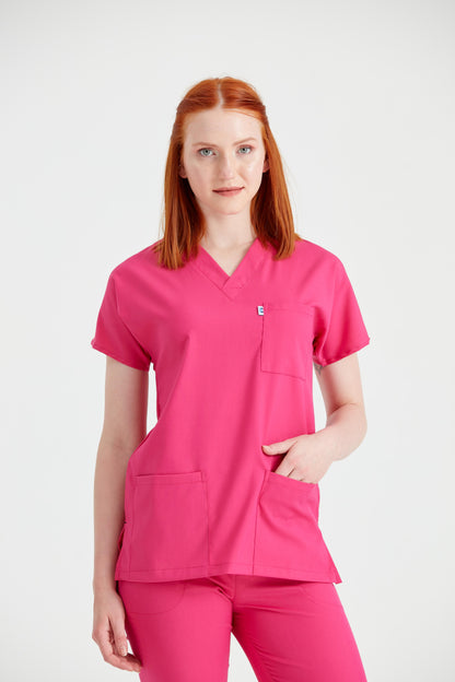 Asistenta medicala imbracata in costum elastan, roz Fuchsia, vedere din fata