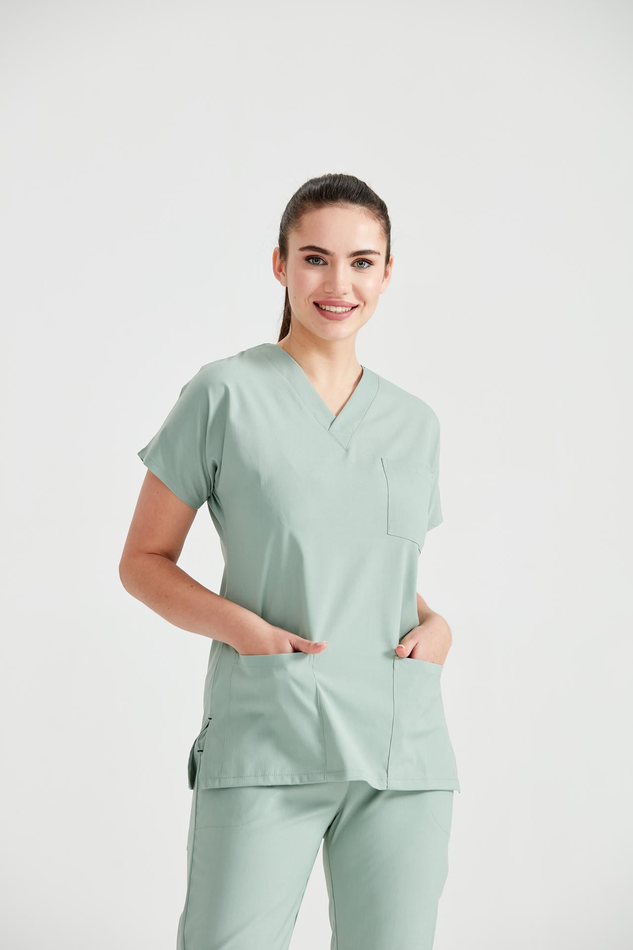Asistenta medicala imbracata in costum medical de dama din elastan, verde fistic, vedere din fata