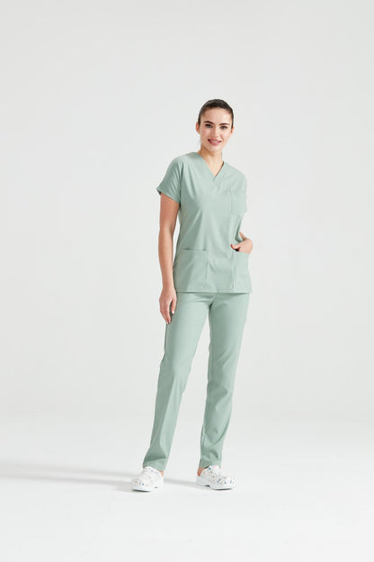 Asistenta medicala imbracata in costum medical de dama din elastan, verde fistic, vedere din profil