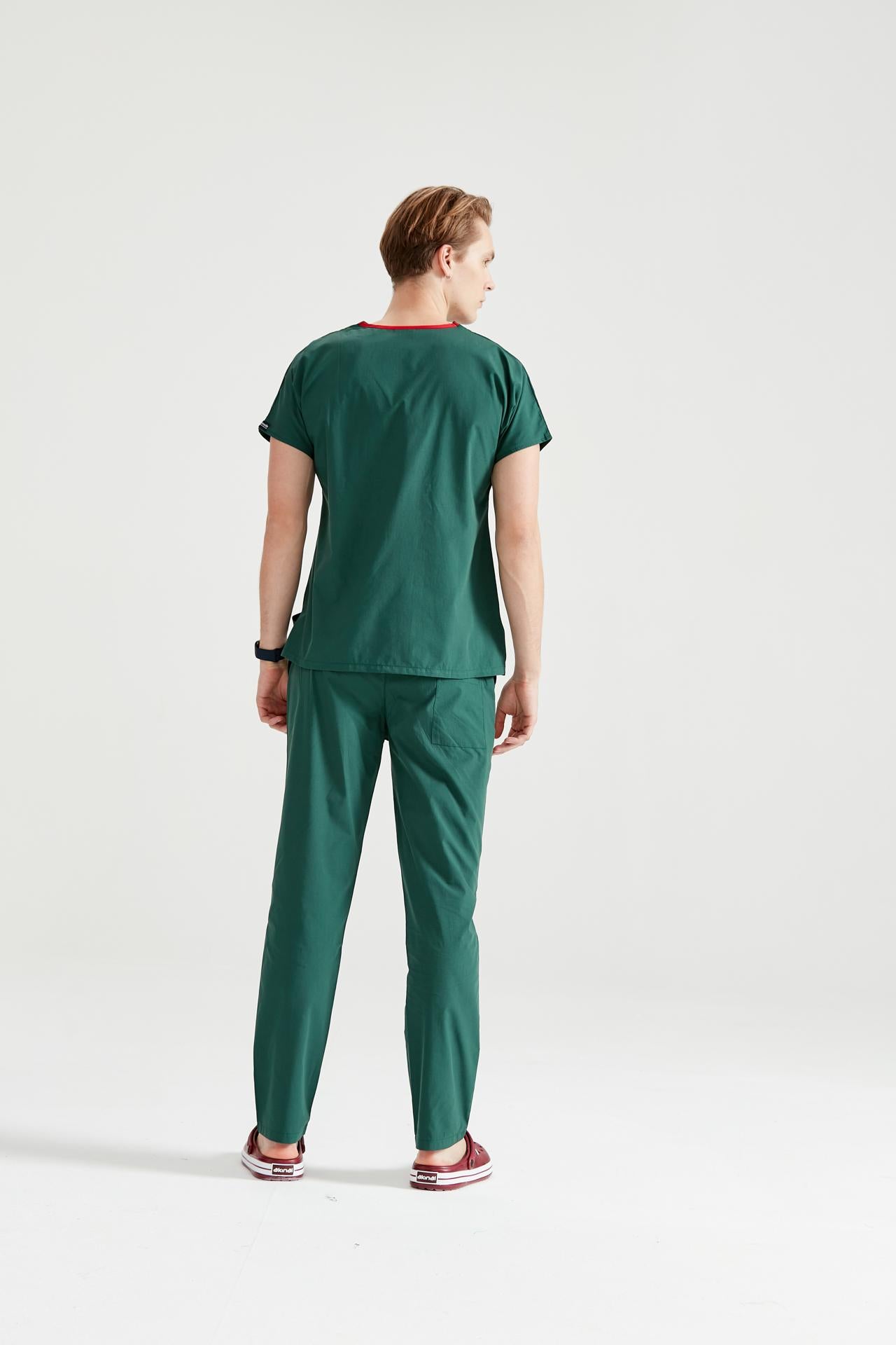Asistent medical imbracat in costum medical barbati, elastan, verde kaki, vedere din spate