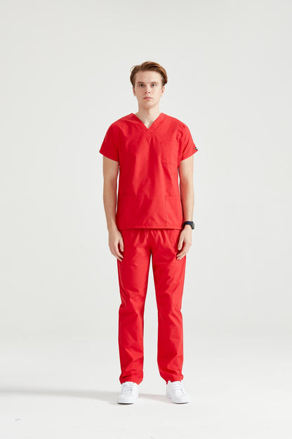 Asistent medical imbracat in costum medical verde chirurgical rosu - red, pentru barbati, vedere din profil