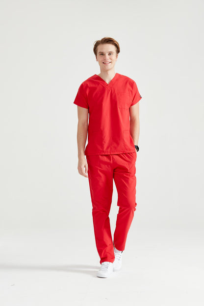 Asistent medical imbracat in costum medical verde chirurgical rosu - red, pentru barbati, vedere din profil