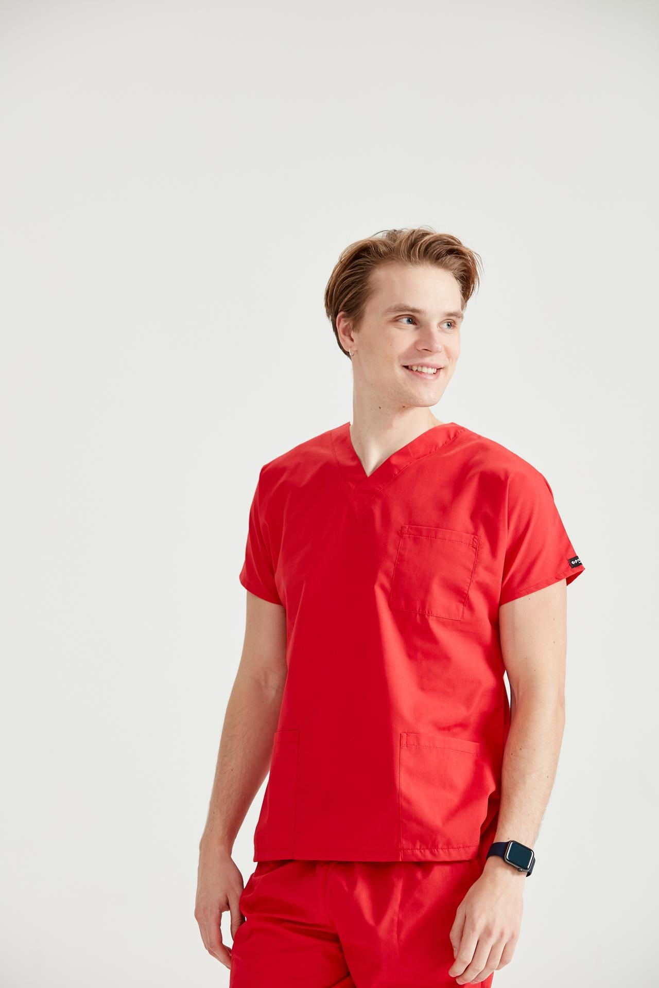 Asistent medical imbracat in costum medical verde chirurgical rosu - red, pentru barbati, vedere din fata