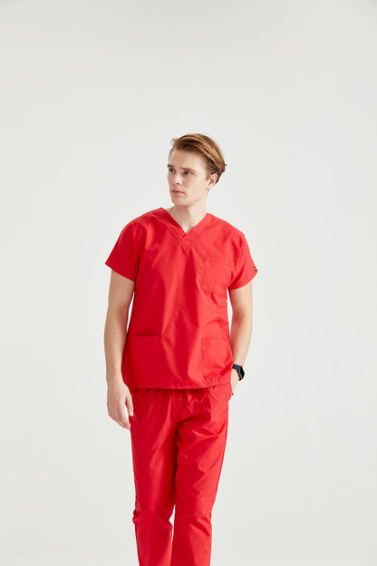 Asistent medical imbracat in costum medical verde chirurgical rosu - red, pentru barbati, vedere din fata