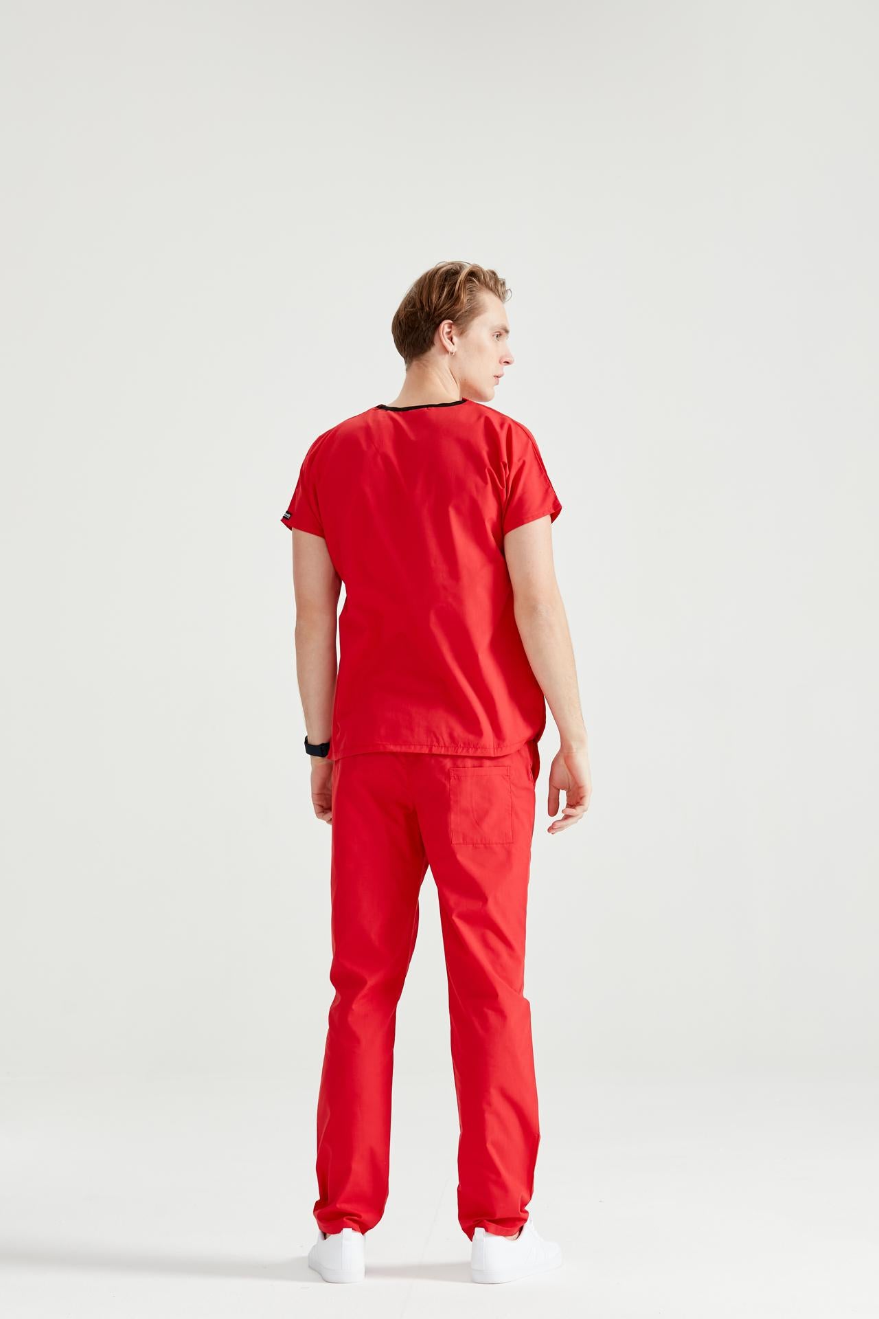 Asistent medical imbracat in costum medical verde chirurgical rosu - red, pentru barbati, vedere din spate